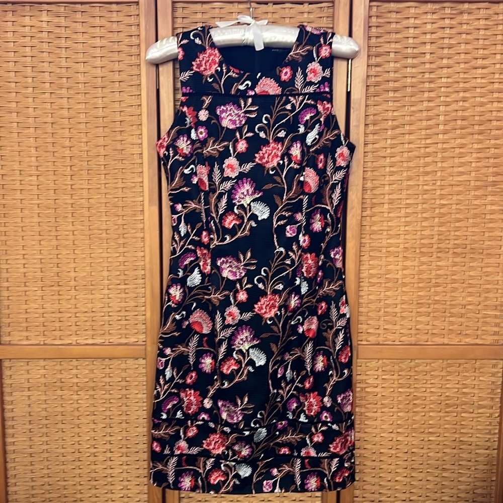 Gorgeous embroidered White House black market dress size 4
